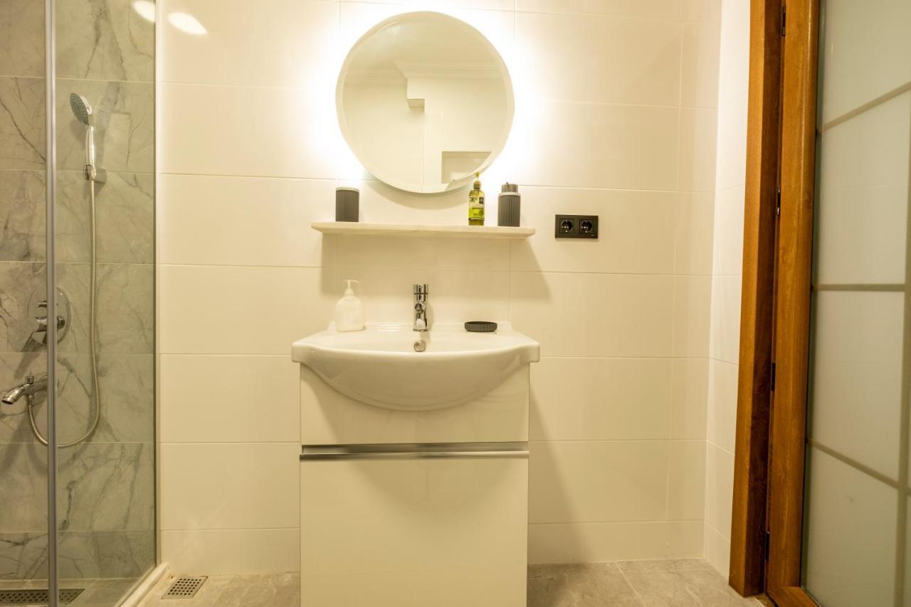 Apartamento Spacious And Comfy 2Br In The Heart Of Cihangir Estambul Exterior foto